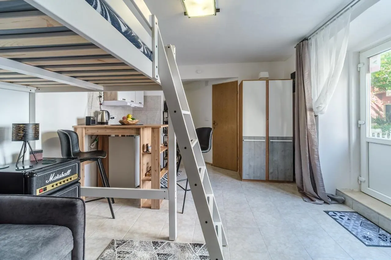 Aryjina Kuca, Mountain & Seaview Studio Apartment - Rooftop Terrace Kastela Croatia