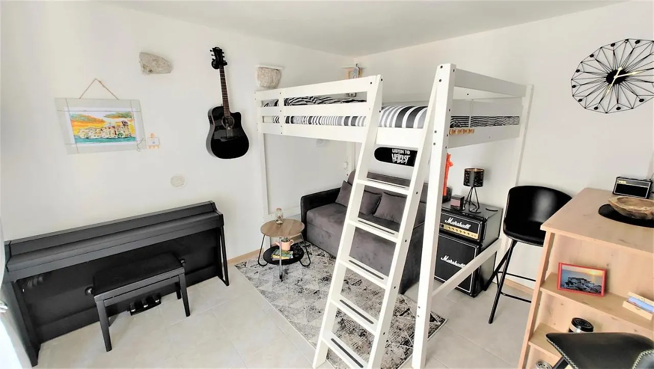 Aryjina Kuca, Mountain & Seaview Studio Apartment - Rooftop Terrace Kastela 0*,